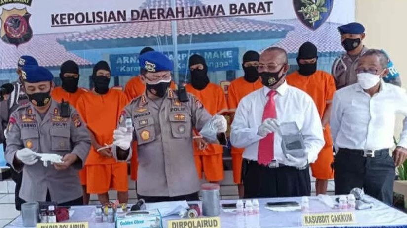 destroying marine biota west java regional police arrested six fishers who use explosives to catch fish 39013