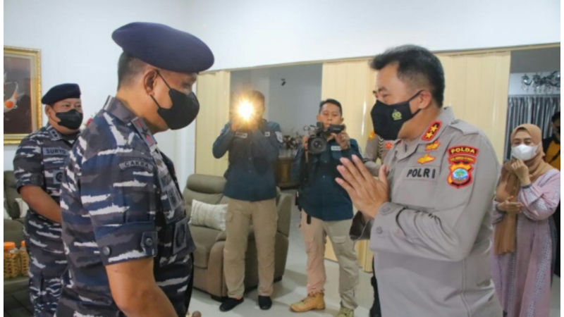 di hari bhayangkara ke 76 lantamal viii manado beri kejutan datangi rumah kapolda sulut 48002