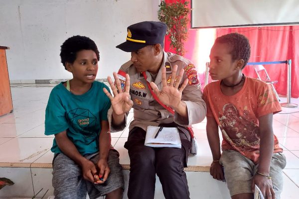 di tengah persekolahan yang belum berjalan normal binmas noken hadir di ilaga ajarkan membaca dan berhitung kepada anak anak 49073