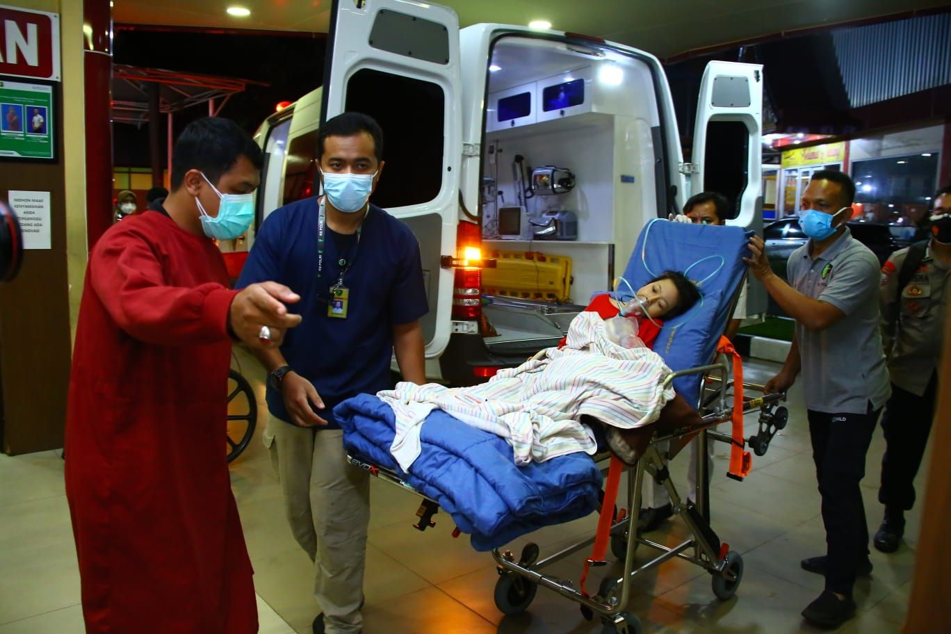 dibantu kapolri sinta bocah penderita tumor tulang tiba di rs polri jaktim 20986
