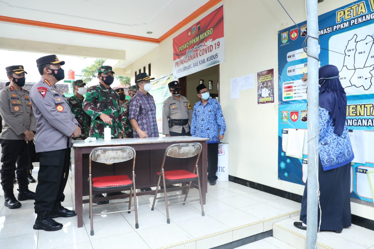 didampingi panglima tni kapolri beri tiket sekolah bhabinkamtibmas usai sidak ppkm mikro di kudus 28931