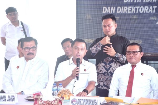 diduga jadi kurir narkoba dua pegawai maskapai penerbangan dibekuk polisi 72778
