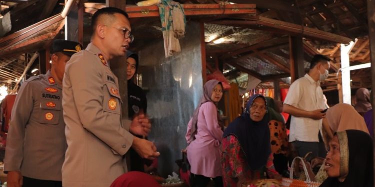 diduga kebutuhan melambung polisi sidak harga dan stok bahan pokok di pasar 65029