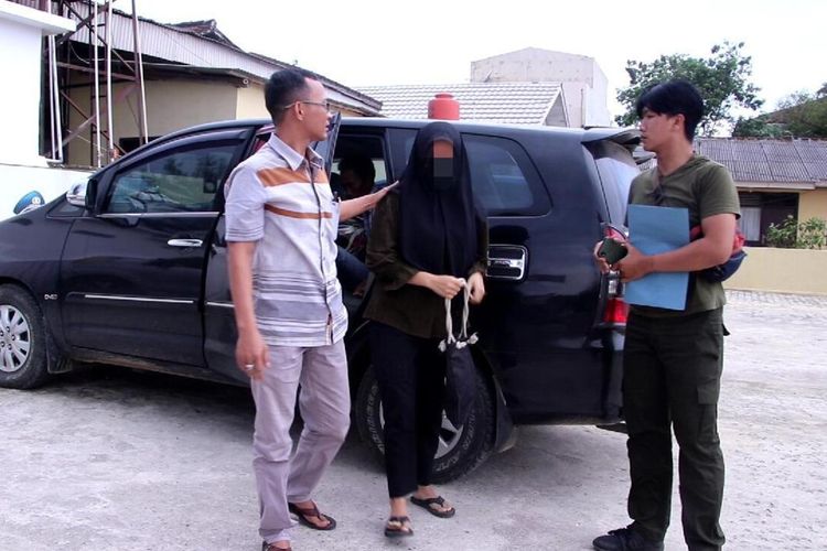 diduga membuang bayinya di tempat sampah seorang ibu muda diamankan polisi 50555