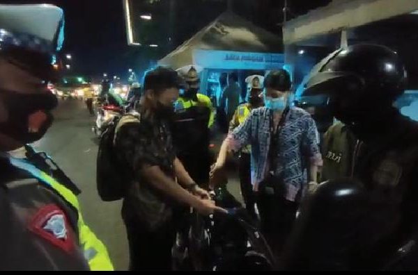 dikira razia ternyata polisi sidoarjo bagikan bbm gratis 49961