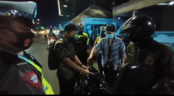 dikira razia ternyata polisi sidoarjo bagikan bbm gratis 49961