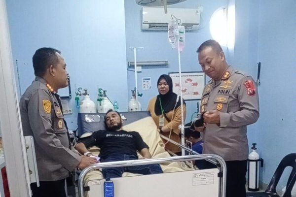 dir ditintelkam polda kepri kunjungi personel yang tidak sadarkan diri saat pengamanan tps pemilu 2024 70247