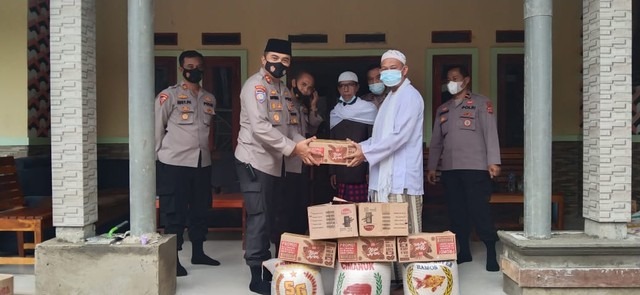 dirbinmas polda banten salurkan bantuan ke ponpes al waiziah cipanas 13458