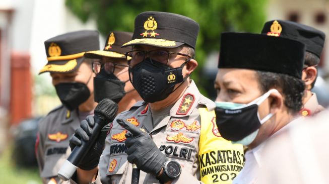 directorat of traffic corps distributes 1000 food packages to street sellers affected by the pandemic in jakarta 41556