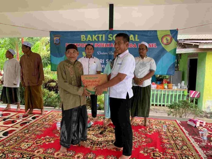 directorate of security and intelligence of south kalimantan regional police provide social assistance and prevention of radicalism to islamic boarding schools 43327