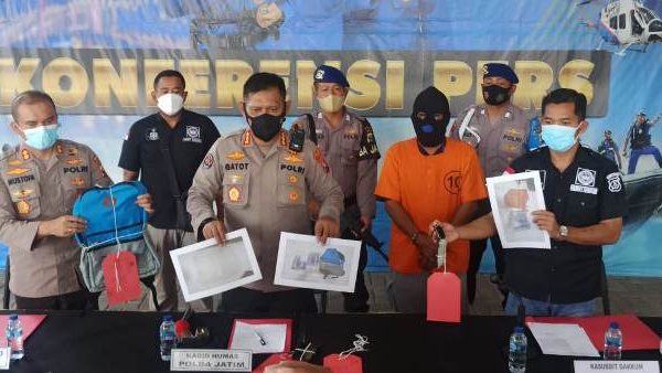 directorate of water and air of east java regional police succeeded to reveal 22000 baby lobster smuggling 39220