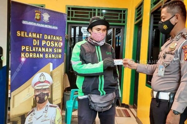 direktorat lalu lintas polda metro jaya buka posko layanan surat ijin mengemudi sim rusak karena banjir 19844