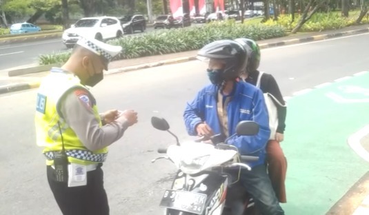 direktorat lalu lintas polda metro jaya tindak tegas kendaraan motor yang melaju di jalur cepat 53488