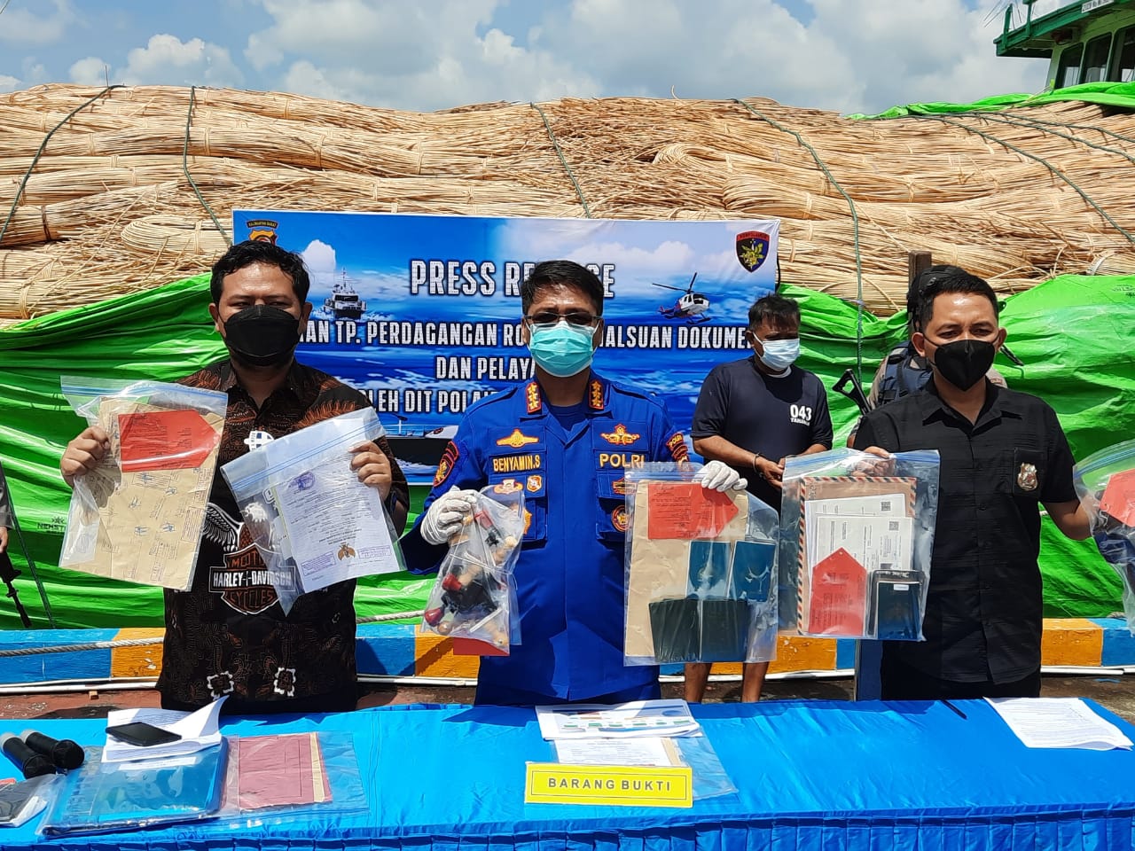 direktorat polairud polda kalbar gagalkan penyelundupan 100 ton rotan ke malaysia 13101