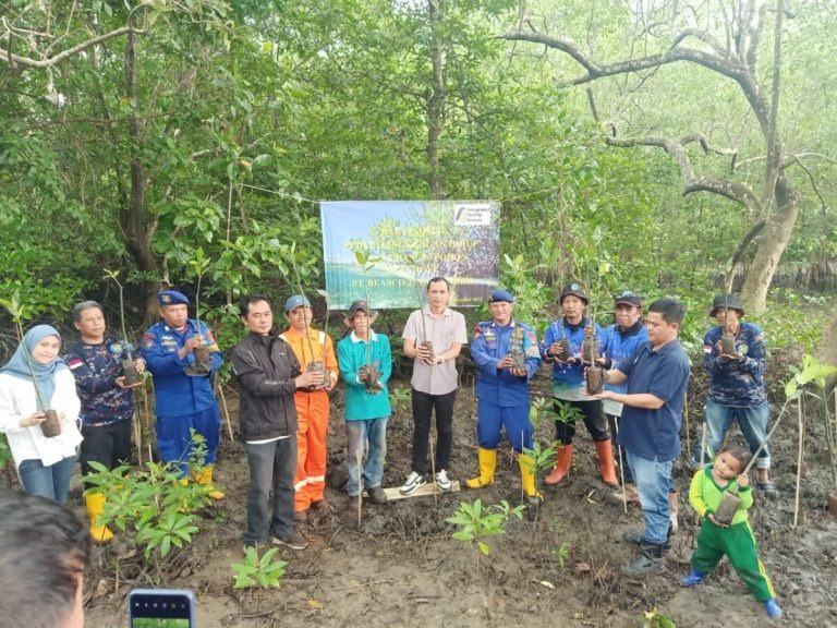 direktorat polairud polda kaltim lakukan penanaman mangrove 66191
