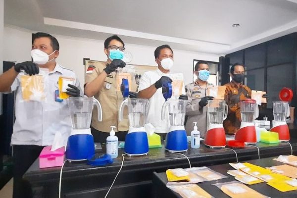 direktur reserse narkoba polda kalsel musnahkan barang bukti sitaan 74439 gram narkotika 23189