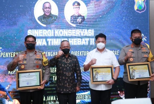 dirjen ksdae berikan penghargaan kepada polda jatim 45147