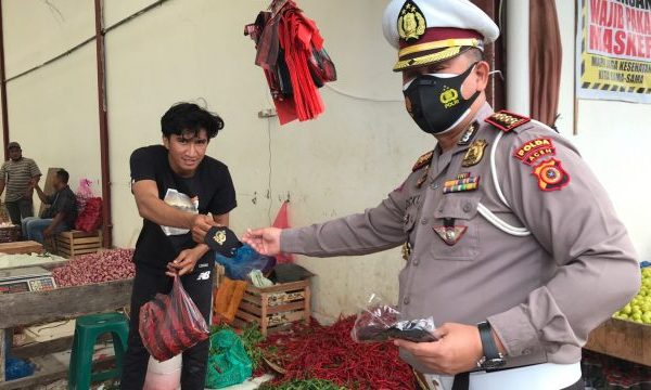 dirlantas polda aceh bagikan 1000 masker kepada pedagang di pasar al mahirah lamdingin 26921