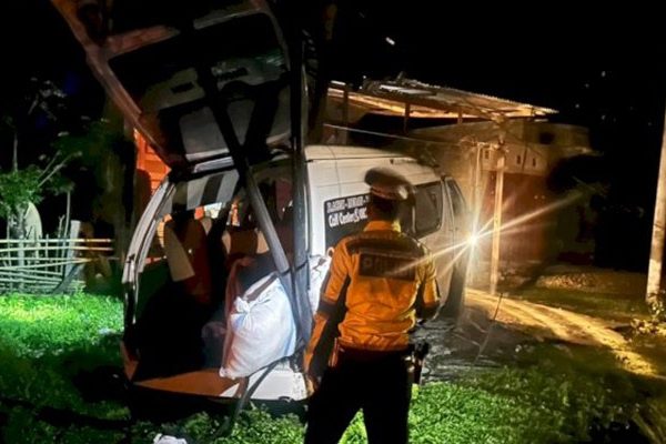 dirlantas polda aceh sopir hiace ngantuk dan menabrak tiang listrik 72519
