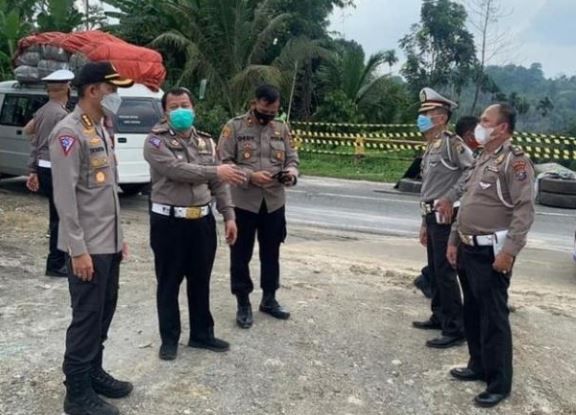 dirlantas polda sumut tinjau lonsor di km 24 medan brastagi 19781