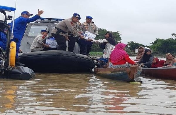 dirpolairud polda sumsel bagikan 500 paket sembako bukti kepedulian kepada masyarakat 49574
