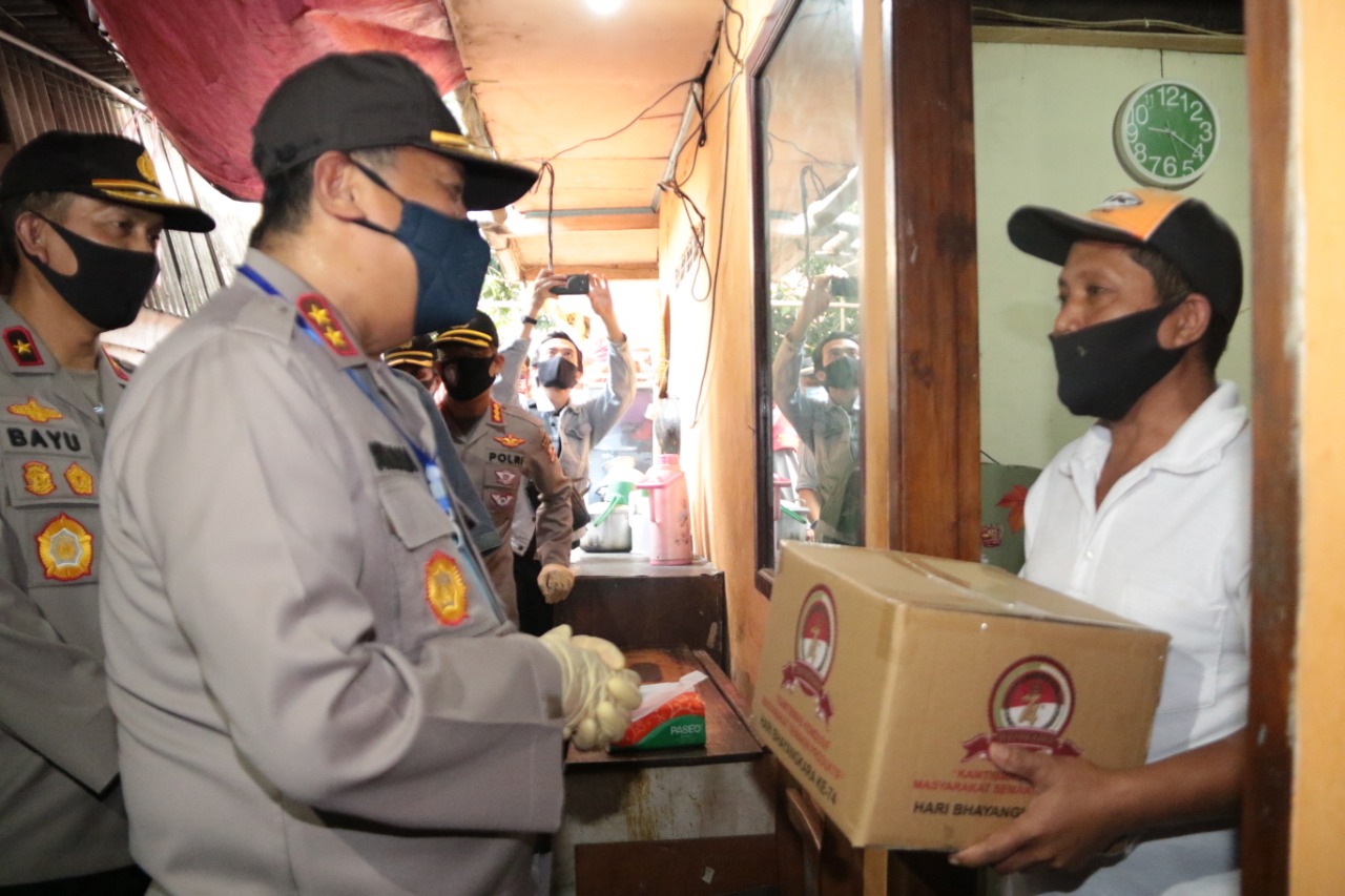 distribusikan bantuan secara massif wakabaintelkam polri pimpin bakti sosial di tebet 34636