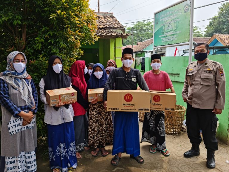 distributing 1000 rice box packages banten regional police care for orphans 41412