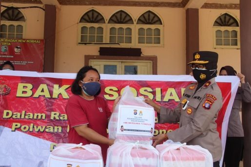 distributing social aid deputy chief of central kalimantan regional police and woman police cares the self isolating residents 40874