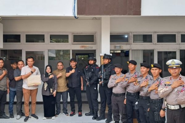 dit samapta polda kalbar gelar pengawalan logistik pemilu tingkat kpu provinsi kalbar 71194