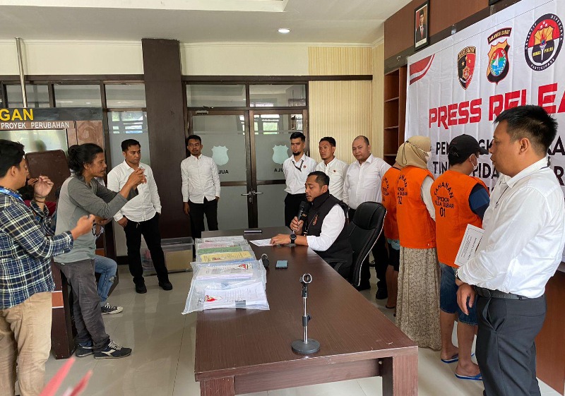 ditkrimsus polda sulbar lakukan penahanan terhadap tiga tersangka dugaan kasus korupsi proyek plts 65256