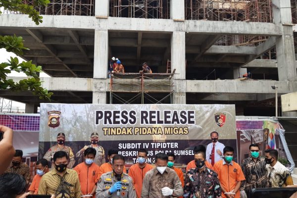 ditkrimsus polda sumsel berhasil amankan tujuh pengangkut minyak ilegal 32477