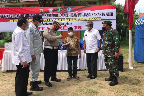 ditlantas polda aceh gelar vaksinasi nelayan dan beri bantuan bahan pokok 26861