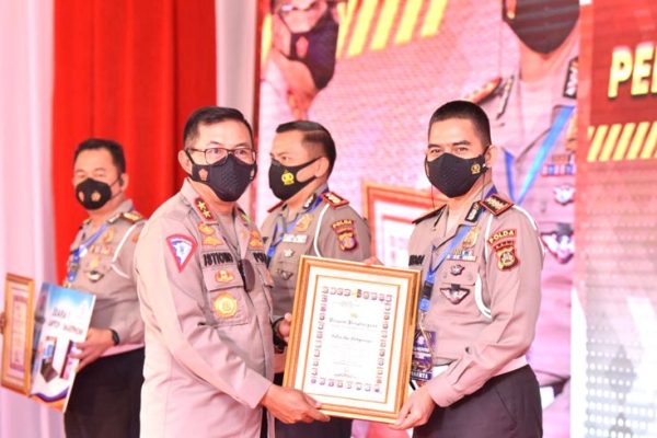 ditlantas polda bali terima penghargaan kakorlantas polri 13034