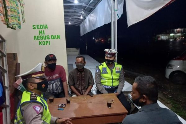 ditlantas polda banten berikan masker kepada warga di kota serang 19802