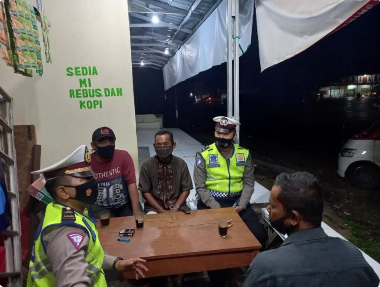 ditlantas polda banten berikan masker kepada warga di kota serang 19802
