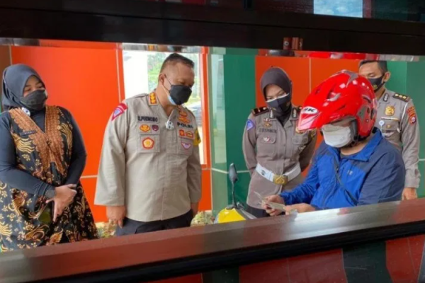 ditlantas polda banten kunjungi pelayanan drive thru samsat cikande 19826