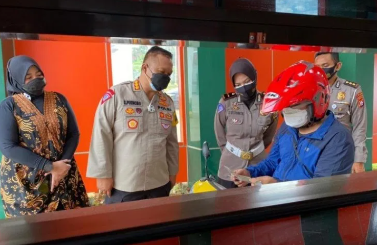 ditlantas polda banten kunjungi pelayanan drive thru samsat cikande 19826