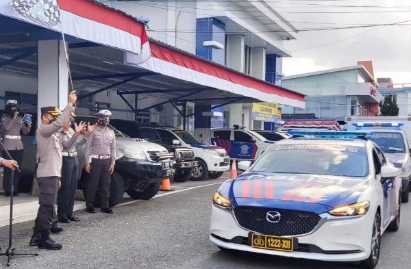 ditlantas polda kaltim inisiasi pembagian bansos lewat patroli 26724