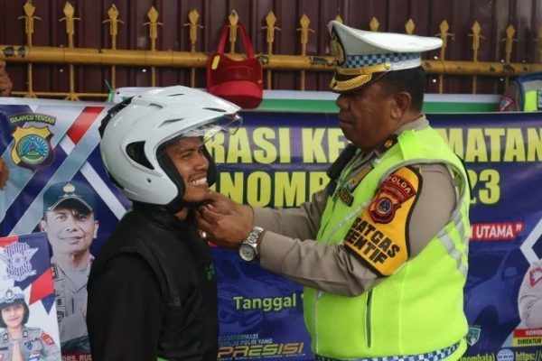 ditlantas polda sulsel bagikan helm gratis ke pengendara motor 54481