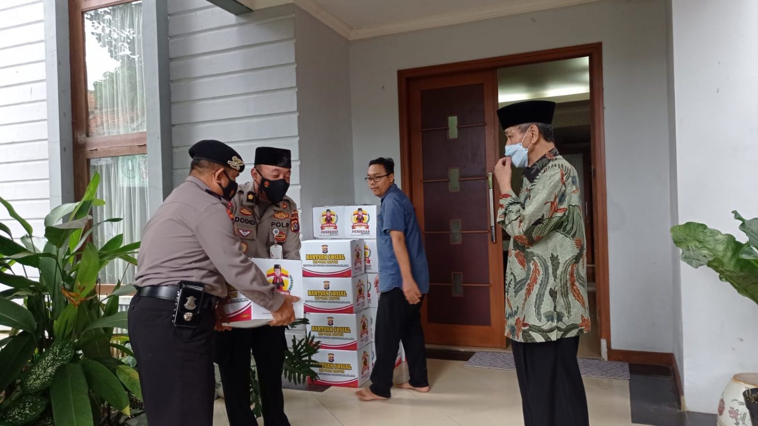 ditpamobvit polda banten salurkan sembako kepada warga terdampak banjir 9986