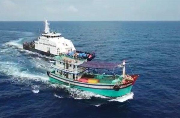 ditpolair korpolairud baharkam polri gagalkan pencurian ikan dari kapal asing 28787
