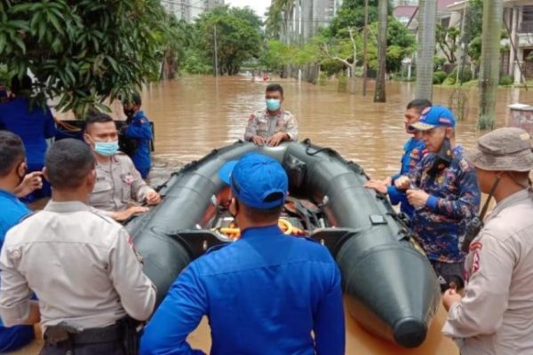 ditpolair korpolairud baharkam polri turun evakuasi korban banjir jakarta 30616