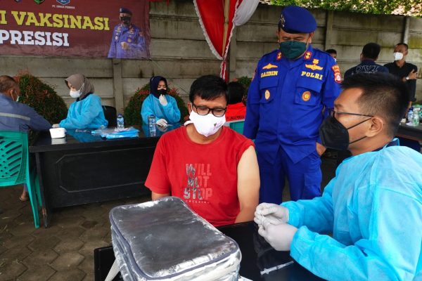 ditpolairud polda banten gelar vaksinasi bagi masyarakat pesisir pulorida 13517