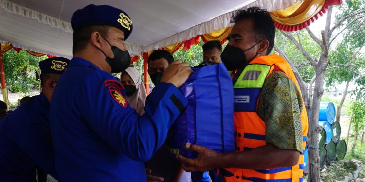 ditpolairud polda jateng salurkan paket sembako kepada masyarakat di kabupaten boyolali 18021