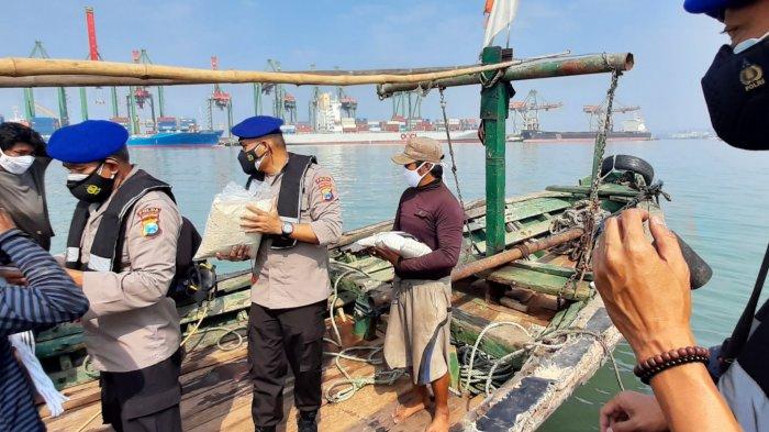 ditpolairud polda jatim berikan bantuan ppkm untuk nelayan di tengah laut 26576