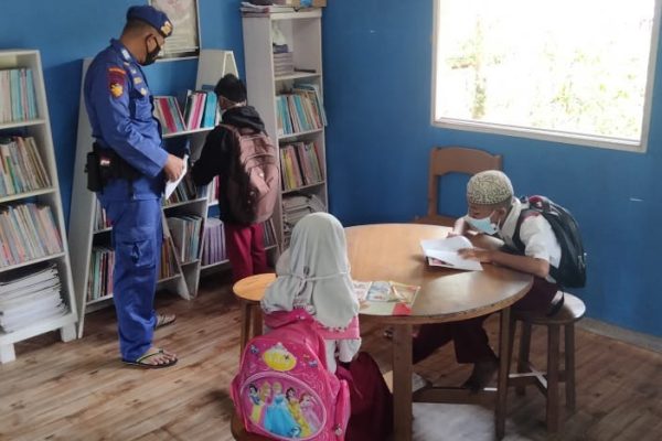 ditpolairud polda kalteng fasilitasi pondok baca bagi pelajar di daerah pesisir 9962