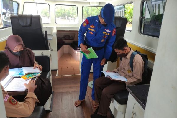 ditpolairud polda kalteng tingkatkan minat baca anak pesisir das kumai di kapal polisi xviii 2004 9973