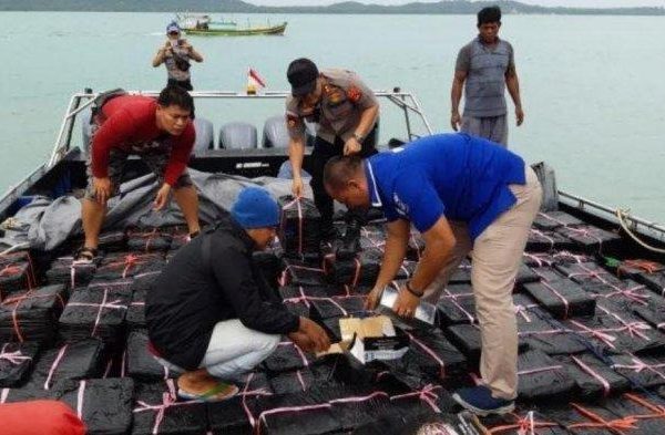 ditpolairud polda kep babel amankan sebuah kapal penyeludup berkecepatan tinggi di perairan babel 28771