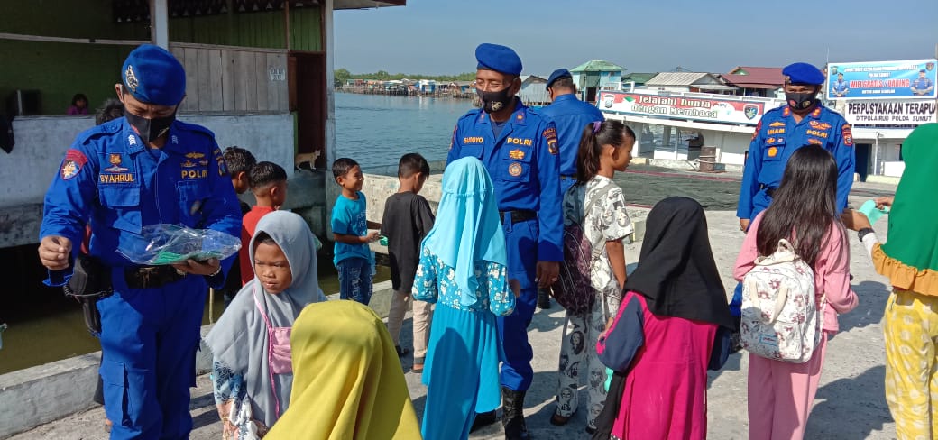 ditpolairud polda sumut fasilitasi sistem pembelajaran daring dengan perpustakaan terapung penyedia wifi 11460