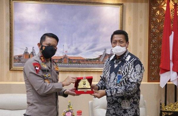 ditreskrimsus polda bali terima reward atas kasus skimming 15934